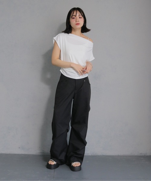 cheriella(シェリエラ)の「【cheriella】サイドギャザーオフショルトップス SIDE GATHER OFF-SHOULDER TOPS(Tシャツ/カットソー・レディース・ブラック/グレー/オフホワイト/ブラウン・M)」の13枚目の写真