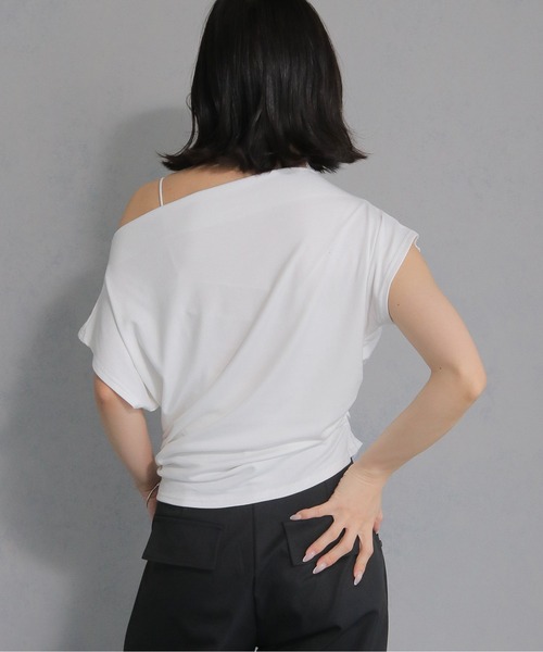 cheriella(シェリエラ)の「【cheriella】サイドギャザーオフショルトップス SIDE GATHER OFF-SHOULDER TOPS(Tシャツ/カットソー・レディース・ブラック/グレー/オフホワイト/ブラウン・M)」の11枚目の写真