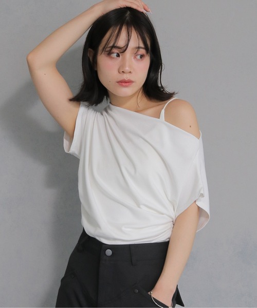 cheriella(シェリエラ)の「【cheriella】サイドギャザーオフショルトップス SIDE GATHER OFF-SHOULDER TOPS(Tシャツ/カットソー・レディース・ブラック/グレー/オフホワイト/ブラウン・M)」の9枚目の写真