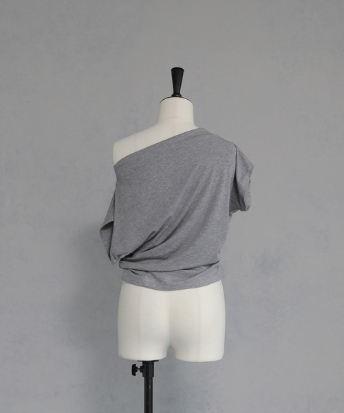 cheriella(シェリエラ)の「【cheriella】サイドギャザーオフショルトップス SIDE GATHER OFF-SHOULDER TOPS(Tシャツ/カットソー・レディース・ブラック/グレー/オフホワイト/ブラウン・M)」の7枚目の写真