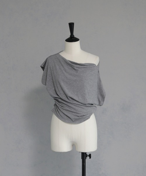 cheriella(シェリエラ)の「【cheriella】サイドギャザーオフショルトップス SIDE GATHER OFF-SHOULDER TOPS(Tシャツ/カットソー・レディース・ブラック/グレー/オフホワイト/ブラウン・M)」の5枚目の写真