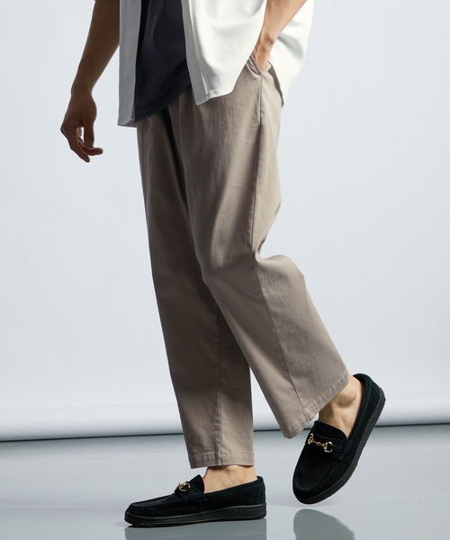 LANVIN en Bleu(ランバンオンブルー)の「超伸縮 麻混「ガムストレッチ」製品染め イージーバギーパンツ(その他パンツ・メンズ・キナリ/スミクロ/グレイッシュベージュ・46/48/50/52)」の1枚目の写真