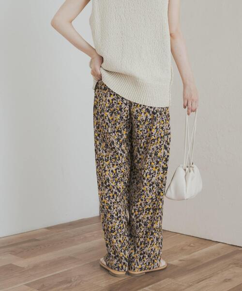 URBAN RESEARCH DOORS（アーバンリサーチドアーズ）の「『接触冷感/吸水速乾/イージーケア』フラワープリントドライタッチリラックスパンツ（その他パンツ・レディース・ネイビー/ベージュ/ブルー・MEDIUM）」の5枚目の写真