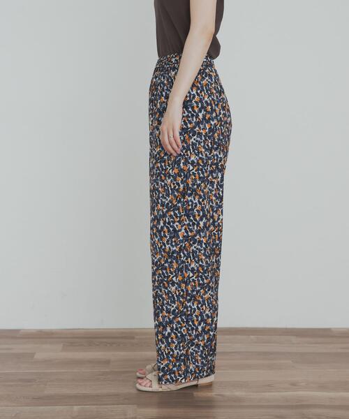 URBAN RESEARCH DOORS（アーバンリサーチドアーズ）の「『接触冷感/吸水速乾/イージーケア』フラワープリントドライタッチリラックスパンツ（その他パンツ・レディース・ネイビー/ベージュ/ブルー・MEDIUM）」の21枚目の写真