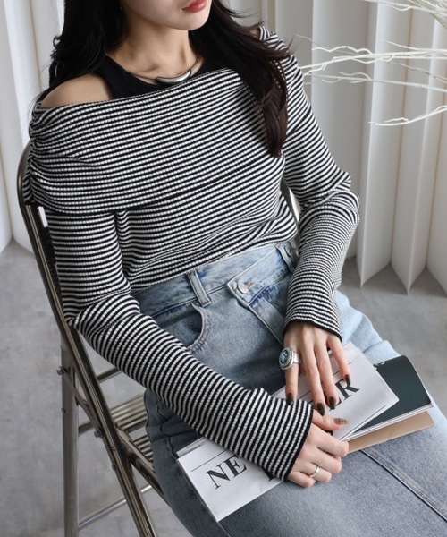 YENNA（イェンナ）の「オフショルダーギャザーニット（ニット/セーター・レディース・ブラック×ホワイト/アイボリー/ブラック・FREE）」の3枚目の写真