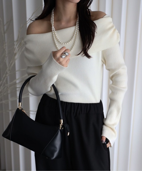 YENNA（イェンナ）の「オフショルダーギャザーニット（ニット/セーター・レディース・ブラック×ホワイト/アイボリー/ブラック・FREE）」の2枚目の写真
