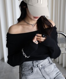 オフショルダーギャザーニット