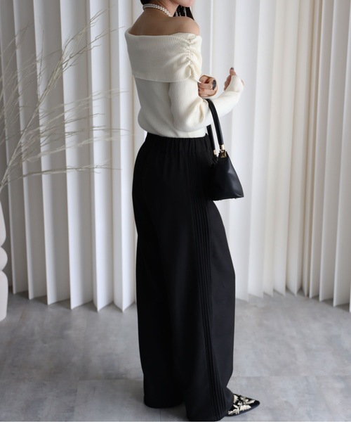 YENNA（イェンナ）の「オフショルダーギャザーニット（ニット/セーター・レディース・ブラック×ホワイト/アイボリー/ブラック・FREE）」の11枚目の写真