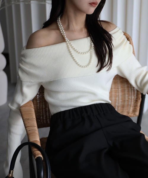 YENNA（イェンナ）の「オフショルダーギャザーニット（ニット/セーター・レディース・ブラック×ホワイト/アイボリー/ブラック・FREE）」の5枚目の写真