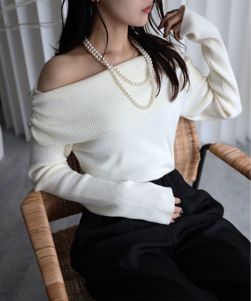 YENNA（イェンナ）の「オフショルダーギャザーニット（ニット/セーター・レディース・ブラック×ホワイト/アイボリー/ブラック・FREE）」の6枚目の写真