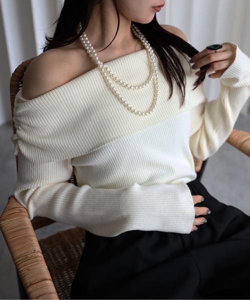 YENNA（イェンナ）の「オフショルダーギャザーニット（ニット/セーター・レディース・ブラック×ホワイト/アイボリー/ブラック・FREE）」の4枚目の写真