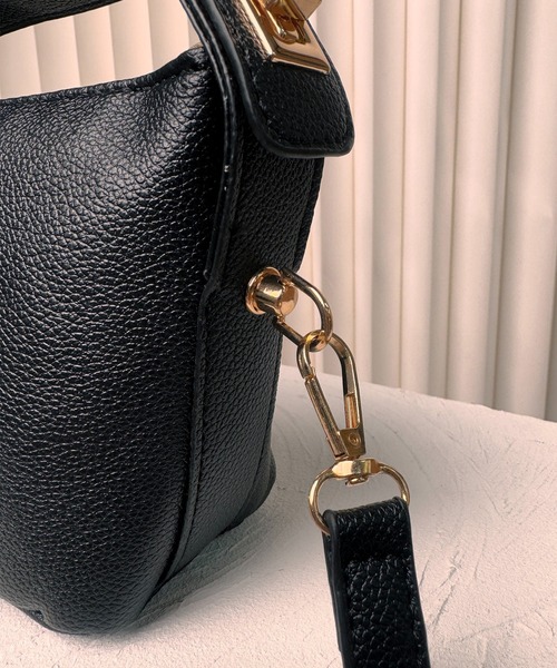 folka(フォルカ)の「7B44 2WAY リラインミニショルダーバッグ PUレザー(ハンドバッグ・レディース・ホワイト/ブラック・ONESIZE)」の12枚目の写真