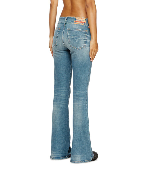 DIESEL(ディーゼル)の「ウィメンズ デニムパンツ BOOTCUT D-HUSH L.28(デニムパンツ・レディース・ライトインディゴブルー・28inch/29inch/24inch/25inch/26inch/27inch/23inch/30inch)」の2枚目の写真