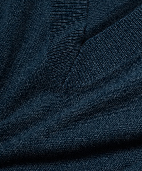 WILD LIFE TAILOR Adam et Rope'（ワイルドテーラーアダムエロペ　）の「【WILD LIFE TAILOR】CASHMERE MIX V NECK PO（ニット/セーター・メンズ・グレー/ダークグリーン・L/M）」の5枚目の写真