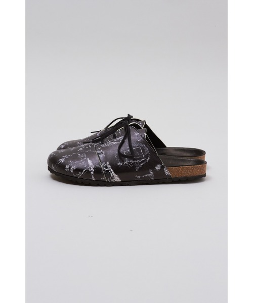 SHINYAKOZUKA（シンヤコヅカ）の「POSTMAN MULE WITH PRINTING（スリッポン・メンズ・ブラック系その他・40/42）」の2枚目の写真