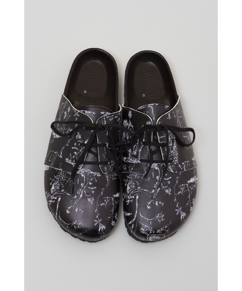 SHINYAKOZUKA（シンヤコヅカ）の「POSTMAN MULE WITH PRINTING（スリッポン・メンズ・ブラック系その他・40/42）」の3枚目の写真