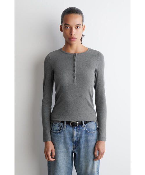 COS（コス）の「ロングスリーブヘンリートップ（Tシャツ/カットソー