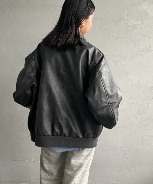 ARMY TWILL（アーミーツイル）の「[ARMY TWILL/アーミーツイル] 別注 ヴィーガンレザー A-2フライトジャケット（ブルゾン・レディース・ブラック/ベージュ/ブラウン・L/M/S）」の4枚目の写真