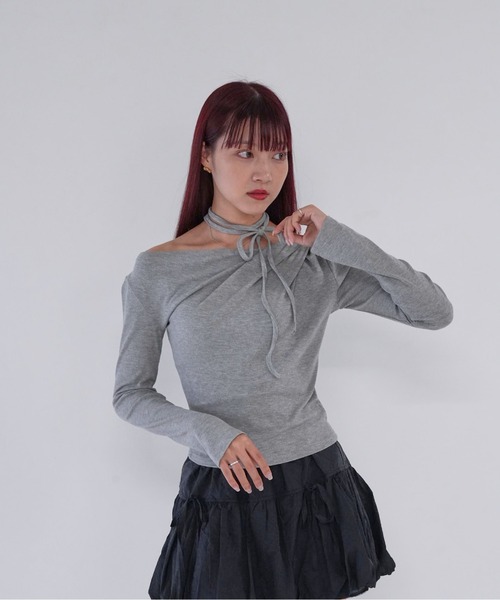 Uenui(ウニュイ)の「【 cunii 】 off shoulder rib top(Tシャツ/カットソー・レディース・グレー/ブラック/ベージュ系/レッド・FREE)」の17枚目の写真
