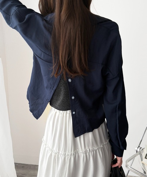Amulet(アミュレット)の「後ろ姿にさりげない個性をプラス◎ バックボタンクロップドシャツ(シャツ/ブラウス・レディース・ネイビー/ホワイト・FREE)」の3枚目の写真