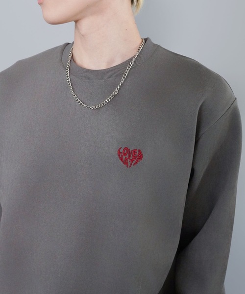 SPINNS（スピンズ）の「短丈フェイクスエードワンポイントスウェット/ワンポイントハート/ショート丈（スウェット・メンズ・ブルー/チャコール/アイボリー・ONESIZE）」の2枚目の写真