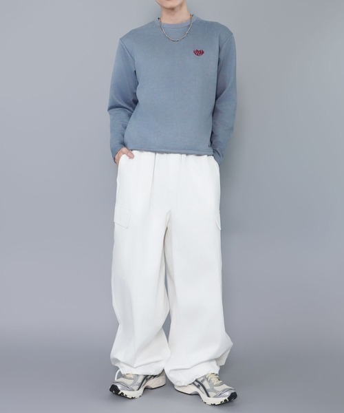 SPINNS（スピンズ）の「短丈フェイクスエードワンポイントスウェット/ワンポイントハート/ショート丈（スウェット・メンズ・ブルー/チャコール/アイボリー・ONESIZE）」の4枚目の写真