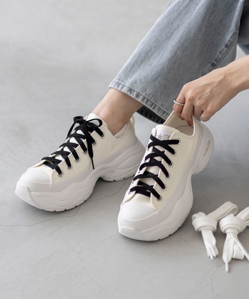 CONVERSE(コンバース)の「CONVERSE コンバース ALL STAR SURGETRAINER OX オールスター サージトレーナー 厚底スニーカー(スニーカー・レディース・ホワイト/ブラック・22.5cm/23.0cm/23.5cm/24.0cm/24.5cm/25.0cm/25.5cm/22.0cm/26.0cm)」の4枚目の写真