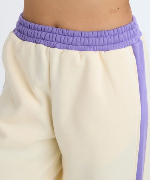 BILLABONG(ビラボン)の「BILLABONG レディース SINCE73 SWEAT LONG P セットアップボトムス 【2025年秋冬モデル】 @autumn /ビラボンセットアップ対応ウエストゴム裏起毛サイドラインロゴスウェットパンツ(スウェットパンツ・レディース・アイボリー・MEDIUM/LARGE)」の9枚目の写真