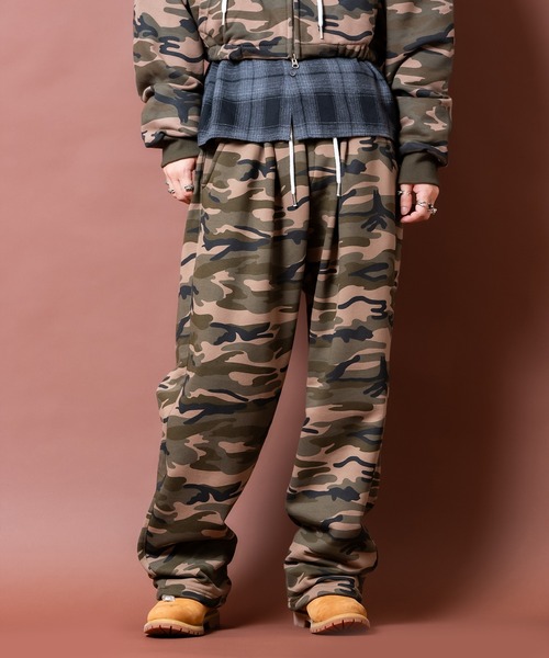 a.p.o.v. 2タックカモフラスウェットワイドパンツ（スウェットパンツ