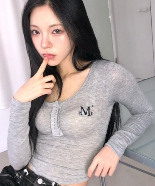 MUCENT(ムセント)の「【日本未発売/WEB限定】MUCENT(ムセント)/Uネック 裾ラウンド スナップボタン カットソー/HARING SIGNATURE LOGO SNAP BUTTON U NECK T(Tシャツ/カットソー・レディース・グレー/チャコールグレー/ブラック/ベージュ/ホワイト・FREE)」の4枚目の写真