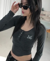 【日本未発売/WEB限定】MUCENT(ムセント)/Uネック 裾ラウンド スナップボタン カットソー/HARING SIGNATURE LOGO SNAP BUTTON U NECK T