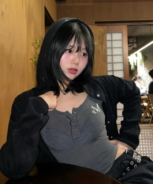 MUCENT(ムセント)の「【日本未発売/WEB限定】MUCENT(ムセント)/Uネック 裾ラウンド スナップボタン カットソー/HARING SIGNATURE LOGO SNAP BUTTON U NECK T(Tシャツ/カットソー・レディース・グレー/チャコールグレー/ブラック/ベージュ/ホワイト・FREE)」の18枚目の写真