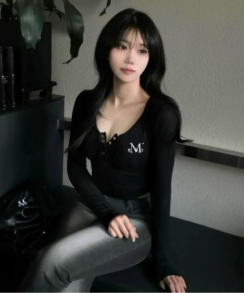 MUCENT(ムセント)の「【日本未発売/WEB限定】MUCENT(ムセント)/Uネック 裾ラウンド スナップボタン カットソー/HARING SIGNATURE LOGO SNAP BUTTON U NECK T(Tシャツ/カットソー・レディース・グレー/チャコールグレー/ブラック/ベージュ/ホワイト・FREE)」の15枚目の写真