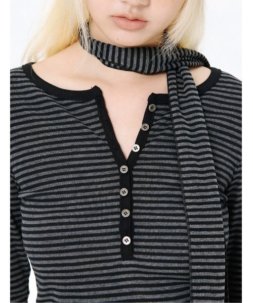 runningHIGH(ランニングハイ)の「A'GEM/9 × .kom 『runningHIGH/ランニングハイ』 BUTTON STRIPE L/S TEE with MUFFLER/ヘンリーネックデザイン マフラー付きボーダー長袖Tシャツ(Tシャツ/カットソー・レディース・ブラック/カーキ・FREE)」の5枚目の写真