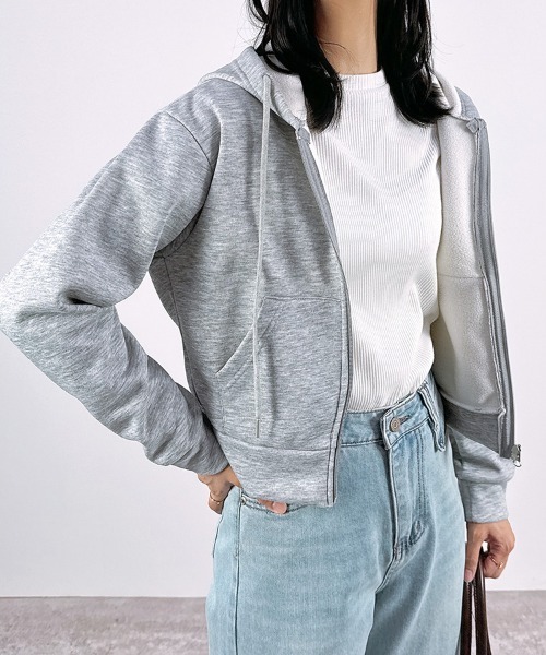 CLOTHY(クロシィ)の「【あったか裏ボアシリーズ】ショート丈裏ボアジップパーカー(パーカー・レディース・ブラック/グレー/オフホワイト・MEDIUM/LARGE)」の3枚目の写真