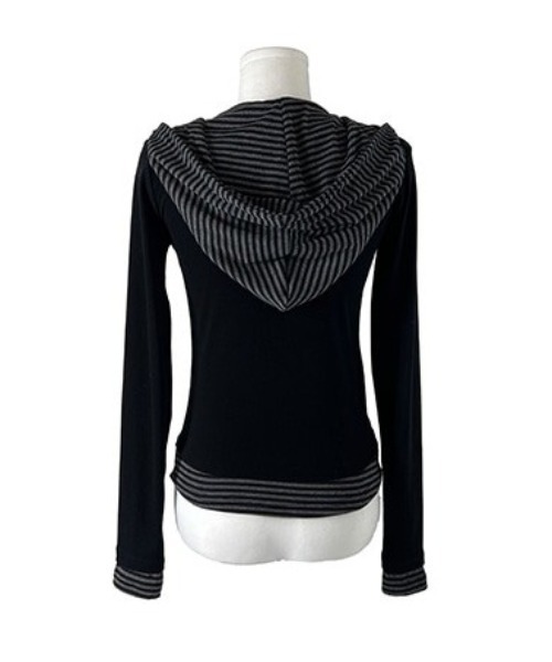 anyonemore（エニワンモア）の「ボーダー配色スナップフードボタンTシャツ（パーカー・レディース・ブラック・FREE）」の17枚目の写真