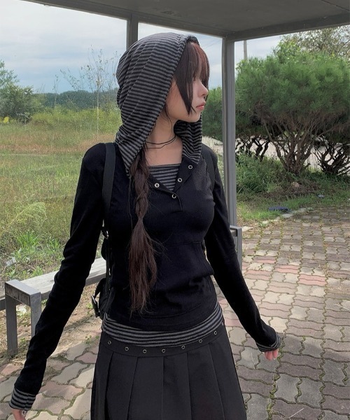 anyonemore（エニワンモア）の「ボーダー配色スナップフードボタンTシャツ（パーカー・レディース・ブラック・FREE）」の2枚目の写真