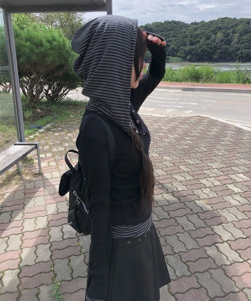 anyonemore（エニワンモア）の「ボーダー配色スナップフードボタンTシャツ（パーカー・レディース・ブラック・FREE）」の4枚目の写真