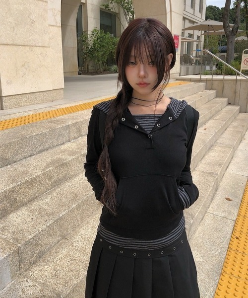 anyonemore（エニワンモア）の「ボーダー配色スナップフードボタンTシャツ（パーカー・レディース・ブラック・FREE）」の9枚目の写真