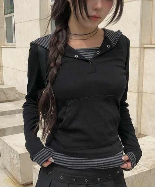 anyonemore（エニワンモア）の「ボーダー配色スナップフードボタンTシャツ（パーカー・レディース・ブラック・FREE）」の11枚目の写真