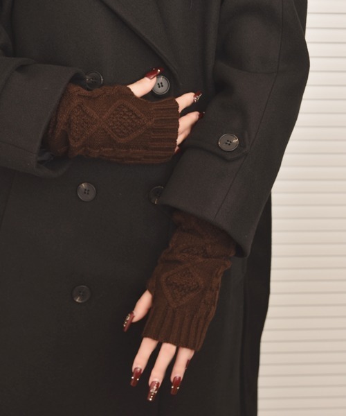 VIBGYOR Women（ヴィブジョー　ウィメン）の「【float】ケーブルニット デザイン アームカバー/アームウォーマー【6色展開】（アームカバー・レディース・チャコール/ホワイト/ブラウン/ワインレッド/ブラック/グレー・FREE）」の5枚目の写真