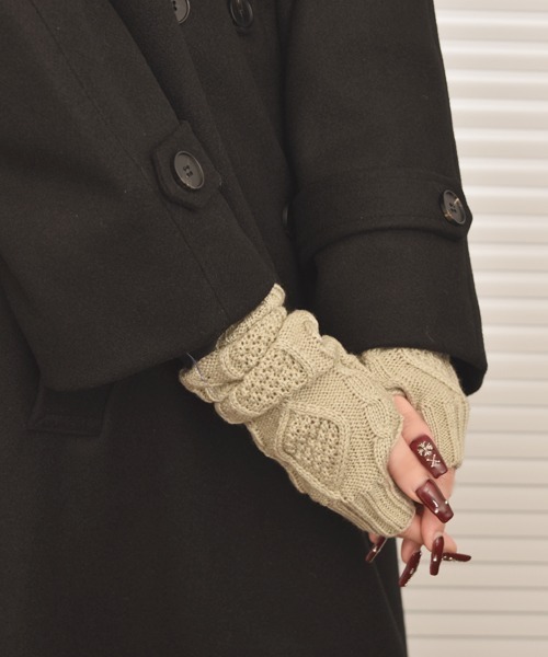 VIBGYOR Women（ヴィブジョー　ウィメン）の「【float】ケーブルニット デザイン アームカバー/アームウォーマー【6色展開】（アームカバー・レディース・チャコール/ホワイト/ブラウン/ワインレッド/ブラック/グレー・FREE）」の3枚目の写真