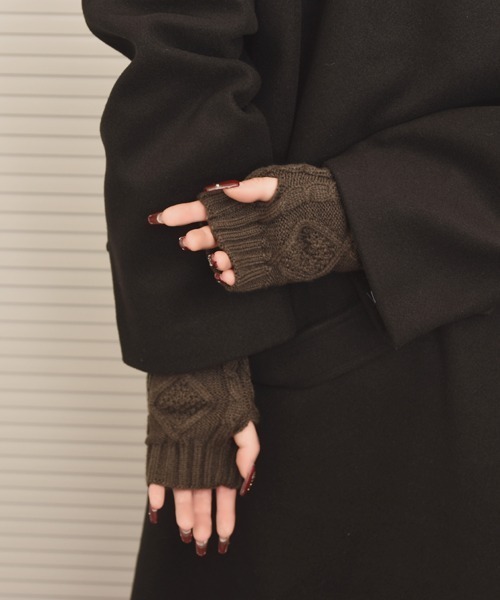 VIBGYOR Women（ヴィブジョー　ウィメン）の「【float】ケーブルニット デザイン アームカバー/アームウォーマー【6色展開】（アームカバー・レディース・チャコール/ホワイト/ブラウン/ワインレッド/ブラック/グレー・FREE）」の4枚目の写真