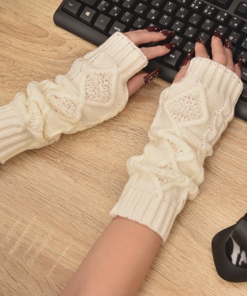 VIBGYOR Women（ヴィブジョー　ウィメン）の「【float】ケーブルニット デザイン アームカバー/アームウォーマー【6色展開】（アームカバー・レディース・チャコール/ホワイト/ブラウン/ワインレッド/ブラック/グレー・FREE）」の7枚目の写真