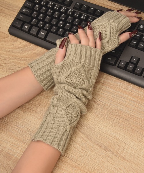 VIBGYOR Women（ヴィブジョー　ウィメン）の「【float】ケーブルニット デザイン アームカバー/アームウォーマー【6色展開】（アームカバー・レディース・チャコール/ホワイト/ブラウン/ワインレッド/ブラック/グレー・FREE）」の11枚目の写真