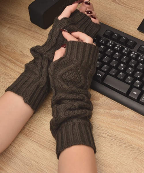 VIBGYOR Women（ヴィブジョー　ウィメン）の「【float】ケーブルニット デザイン アームカバー/アームウォーマー【6色展開】（アームカバー・レディース・チャコール/ホワイト/ブラウン/ワインレッド/ブラック/グレー・FREE）」の13枚目の写真