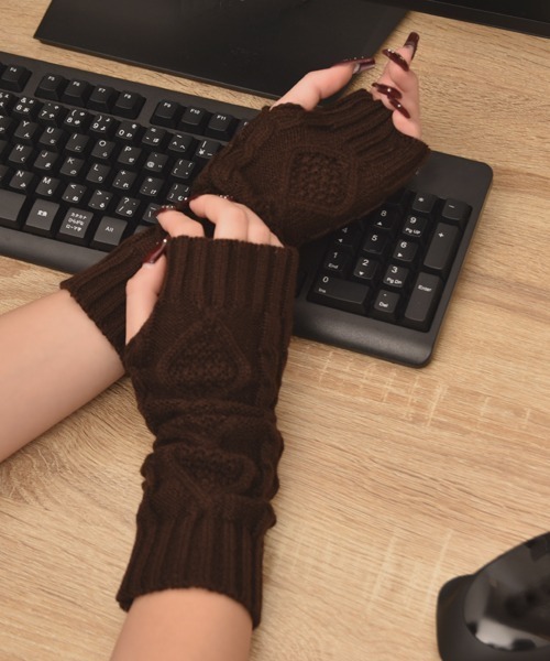 VIBGYOR Women（ヴィブジョー　ウィメン）の「【float】ケーブルニット デザイン アームカバー/アームウォーマー【6色展開】（アームカバー・レディース・チャコール/ホワイト/ブラウン/ワインレッド/ブラック/グレー・FREE）」の15枚目の写真
