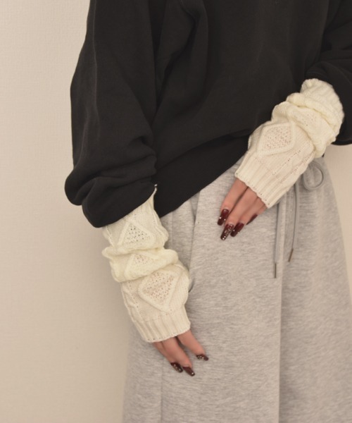 VIBGYOR Women（ヴィブジョー　ウィメン）の「【float】ケーブルニット デザイン アームカバー/アームウォーマー【6色展開】（アームカバー・レディース・チャコール/ホワイト/ブラウン/ワインレッド/ブラック/グレー・FREE）」の8枚目の写真