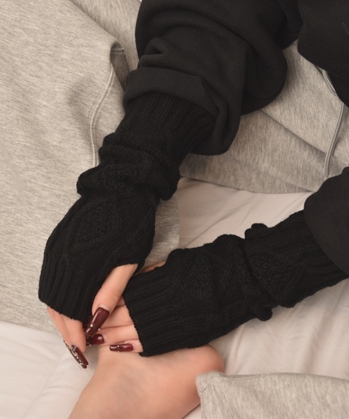 VIBGYOR Women（ヴィブジョー　ウィメン）の「【float】ケーブルニット デザイン アームカバー/アームウォーマー【6色展開】（アームカバー・レディース・チャコール/ホワイト/ブラウン/ワインレッド/ブラック/グレー・FREE）」の10枚目の写真
