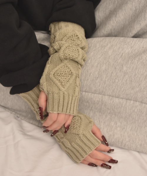 VIBGYOR Women（ヴィブジョー　ウィメン）の「【float】ケーブルニット デザイン アームカバー/アームウォーマー【6色展開】（アームカバー・レディース・チャコール/ホワイト/ブラウン/ワインレッド/ブラック/グレー・FREE）」の12枚目の写真